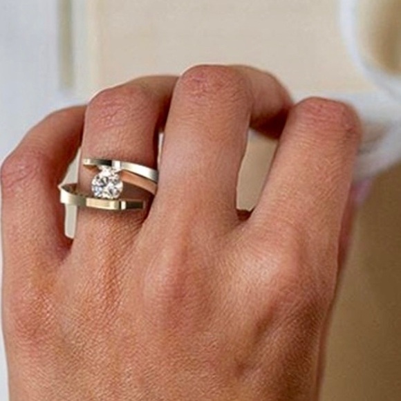 CLASSY GOLD TONE AND CZ RING. - Picture 2 of 10